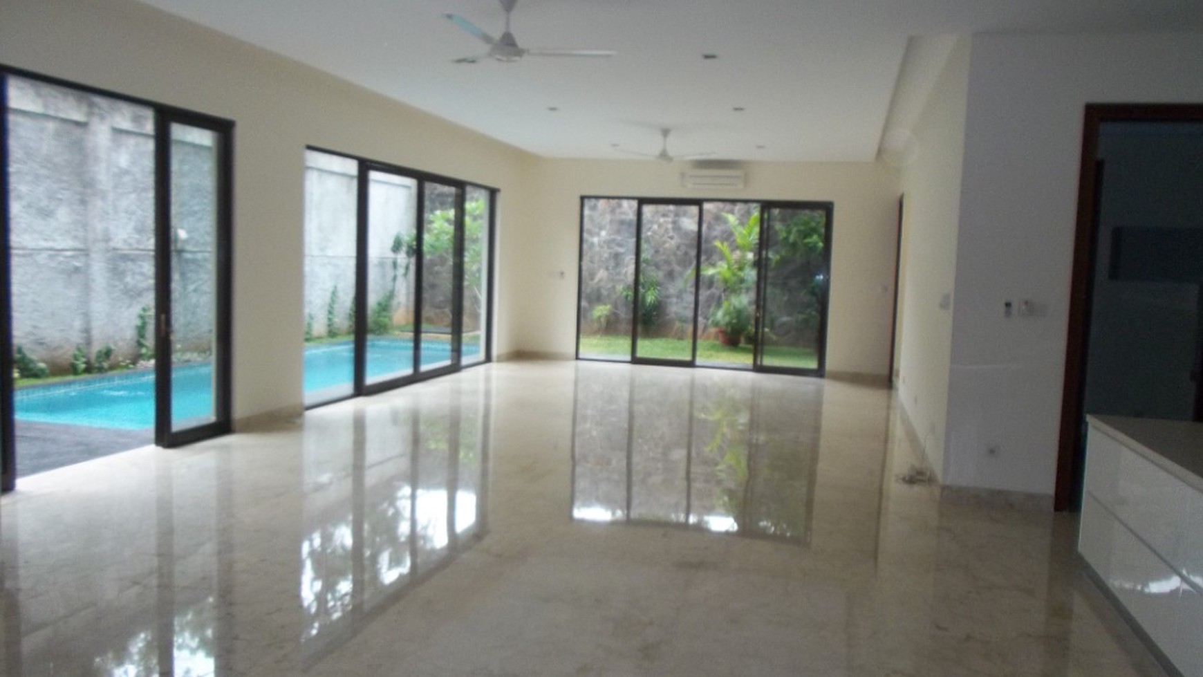 beautiful house in the prime area of Kemang