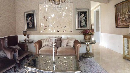 beautiful house in the prime area of Kemang