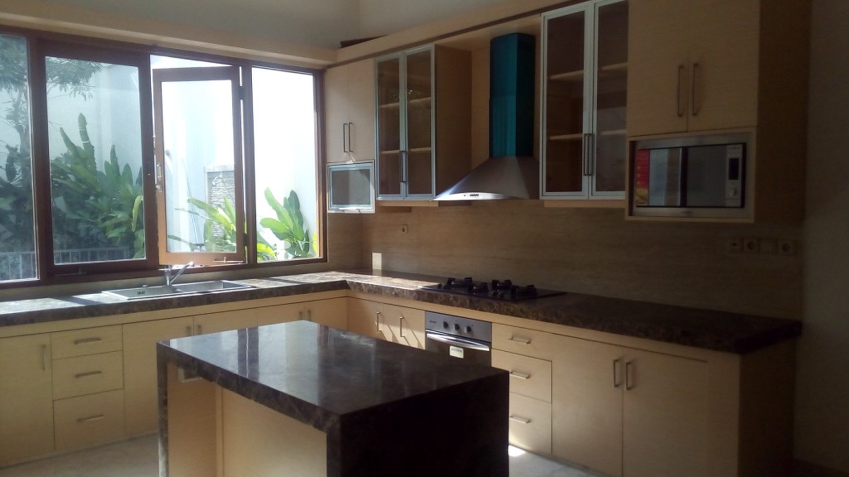 beautiful town house in the prime area of Kemang