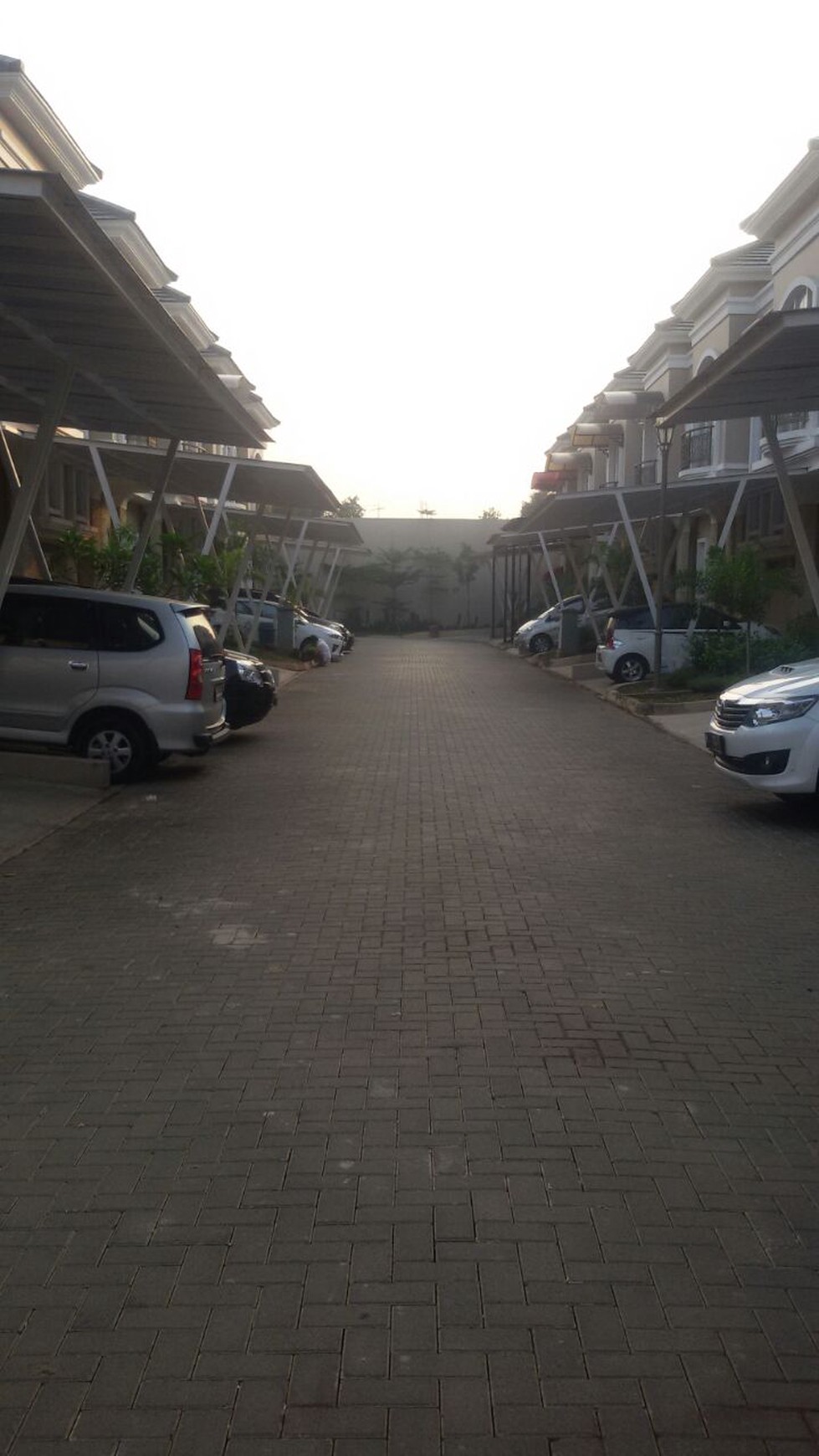 Rumah dalam cluster,securty 24 jam di Kampung utan