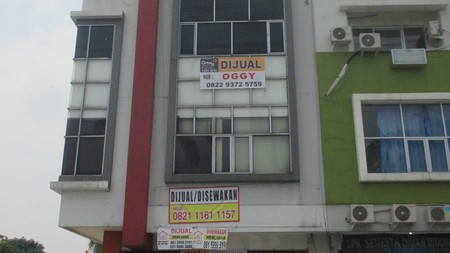 Dijual / Disewakan Ruko Madrid Posisi Hoek - Palem Semi, Karawaci