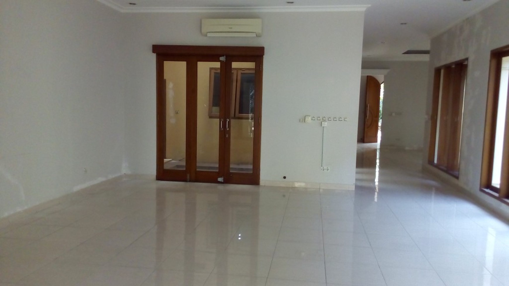 beautiful town house in the prime area of Kemang