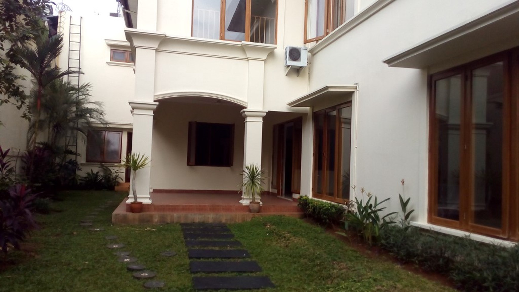 beautiful town house in the prime area of Kemang