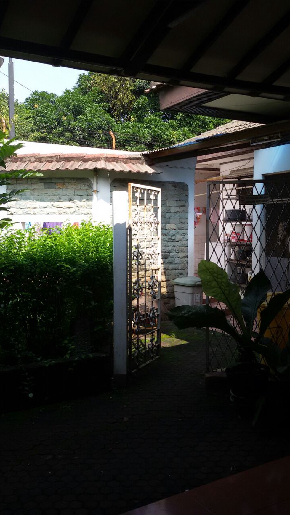 Rumah  Asri,Halaman Luas di Veteran Jakarta Selatan