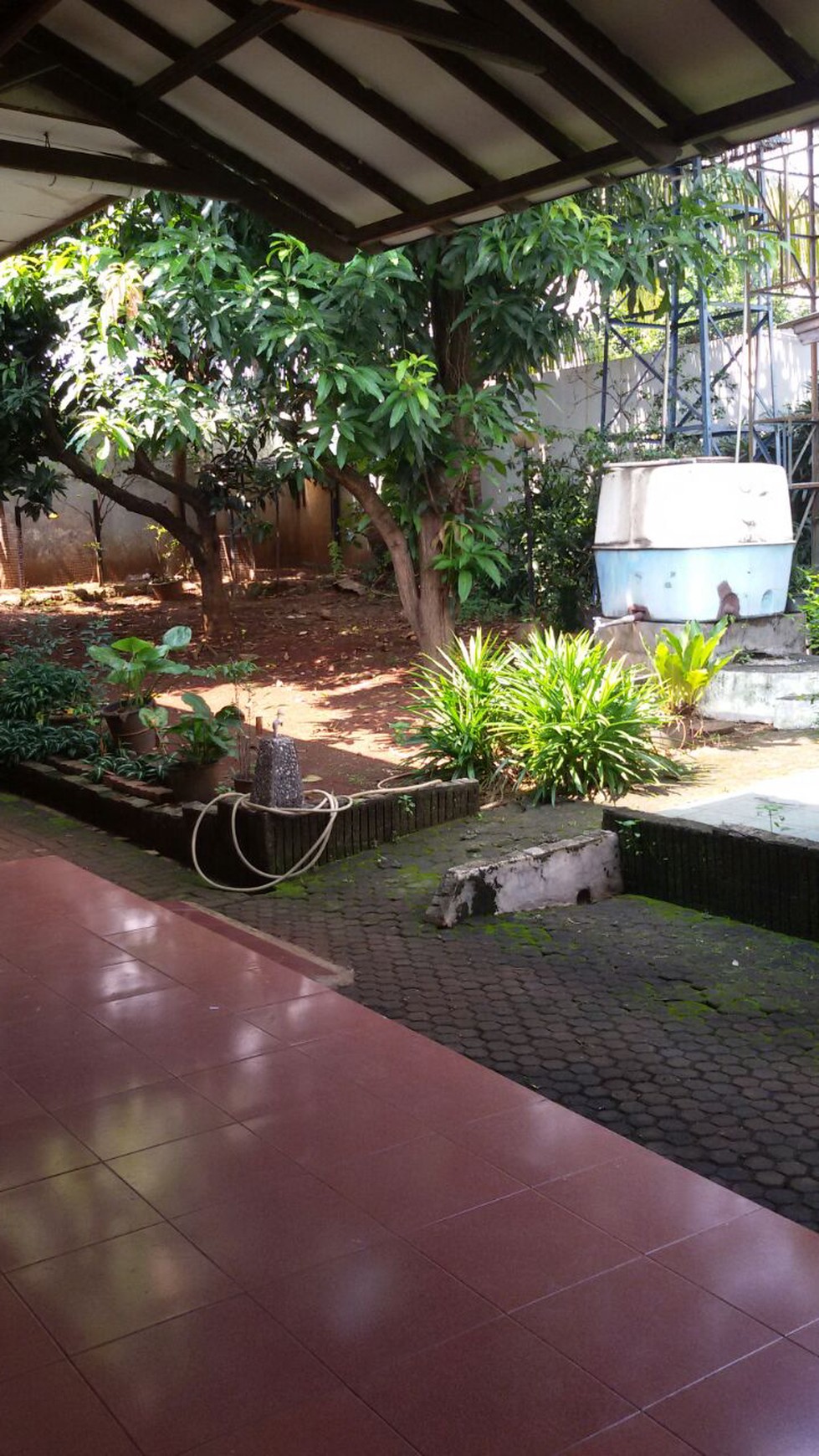 Rumah  Asri,Halaman Luas di Veteran Jakarta Selatan