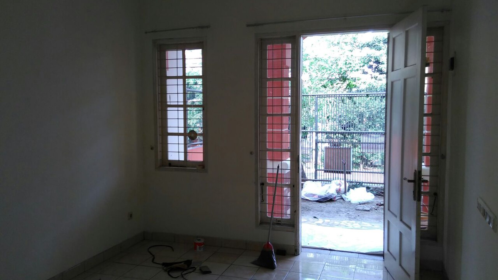 DISEWAKAN RUMAH RENOVASI SIAP HUNI DENGAN LOKASI STRATEGIS DI NUSA LOKA, BSD