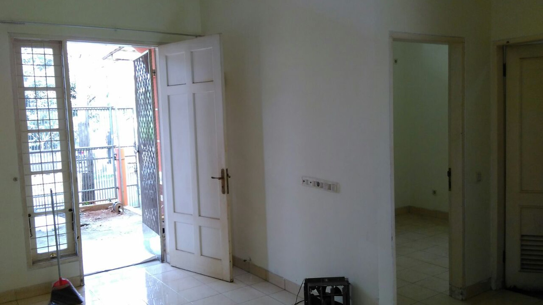 DISEWAKAN RUMAH RENOVASI SIAP HUNI DENGAN LOKASI STRATEGIS DI NUSA LOKA, BSD