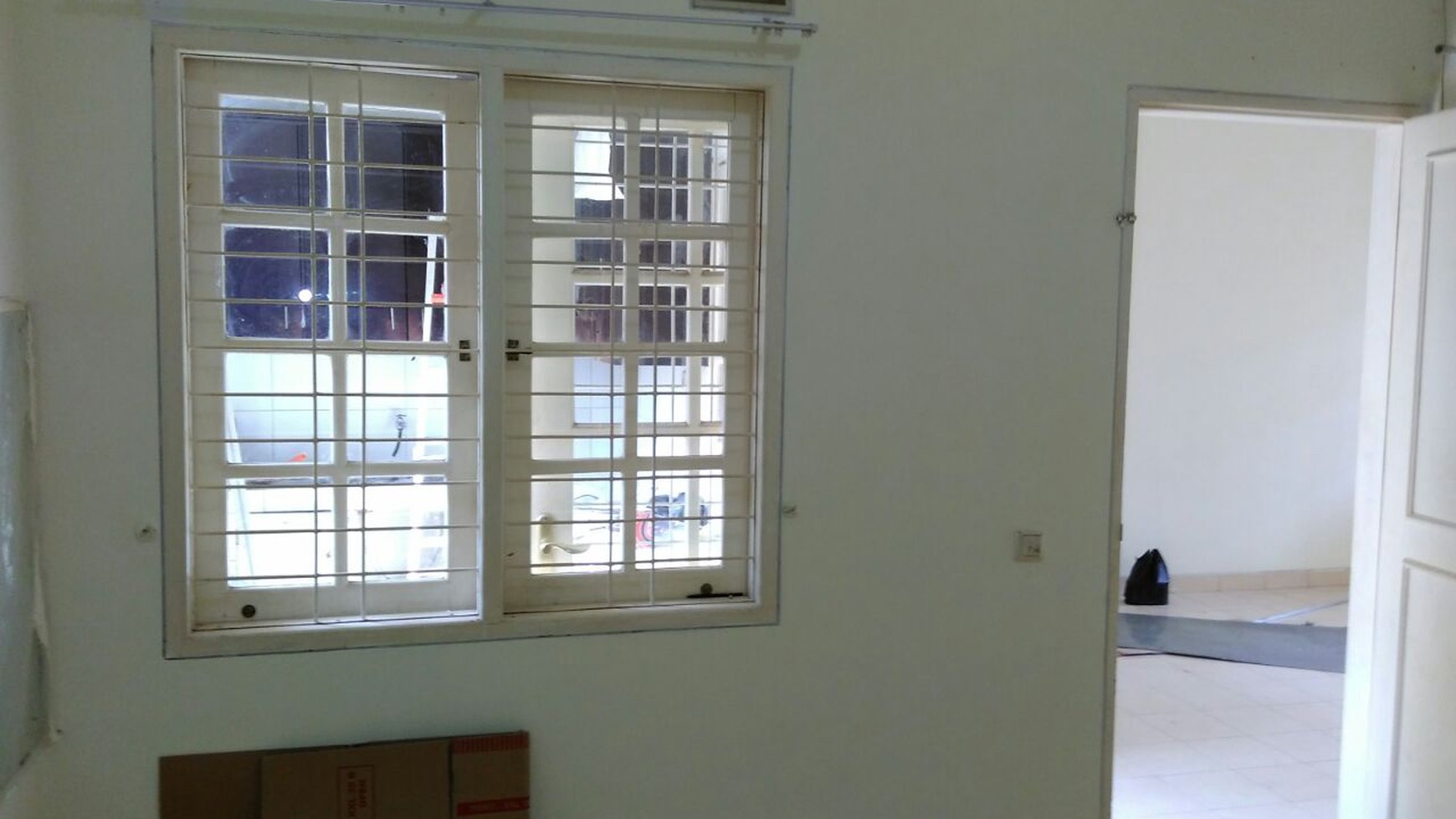 DISEWAKAN RUMAH RENOVASI SIAP HUNI DENGAN LOKASI STRATEGIS DI NUSA LOKA, BSD