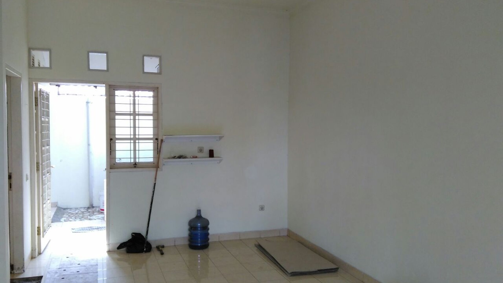 DISEWAKAN RUMAH RENOVASI SIAP HUNI DENGAN LOKASI STRATEGIS DI NUSA LOKA, BSD