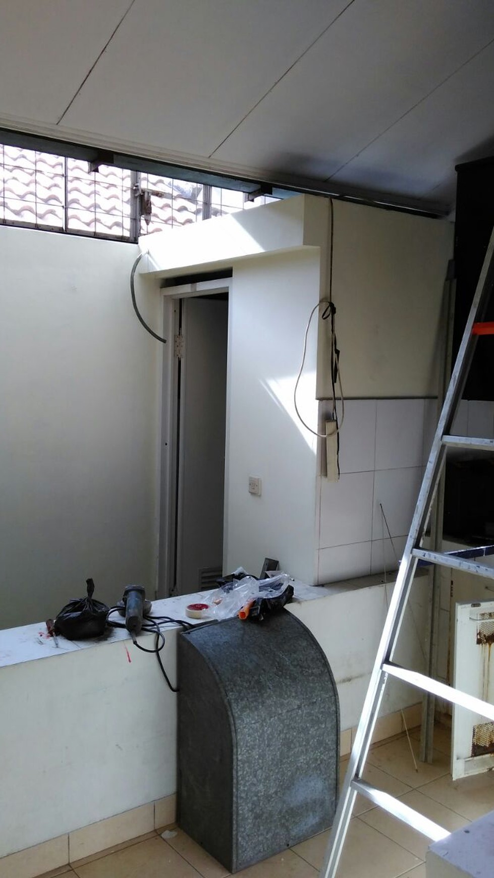 DISEWAKAN RUMAH RENOVASI SIAP HUNI DENGAN LOKASI STRATEGIS DI NUSA LOKA, BSD