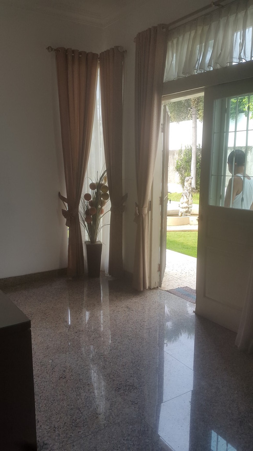 Dijual Cepat Rumah Tinggal Bernuansa Villa di Kemanggisan