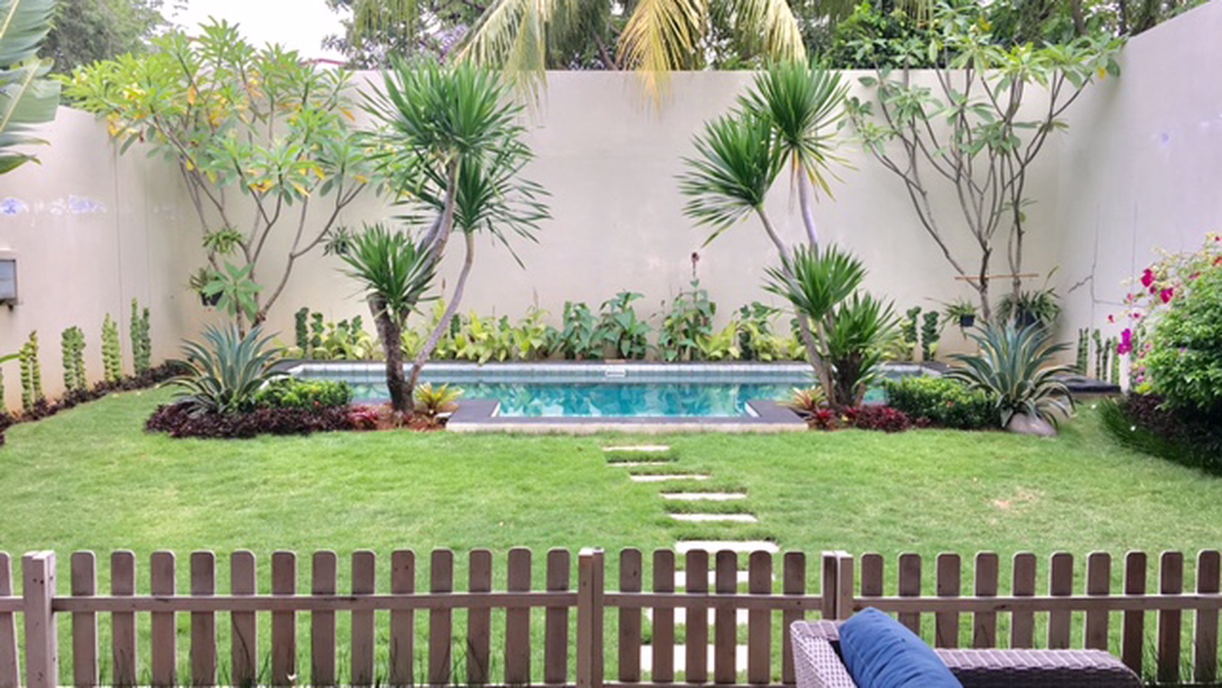 RUMAH CANTIK MINIMALIST DENGAN KOLAM RENANG DI BINTARO SEKTOR 9 #EU