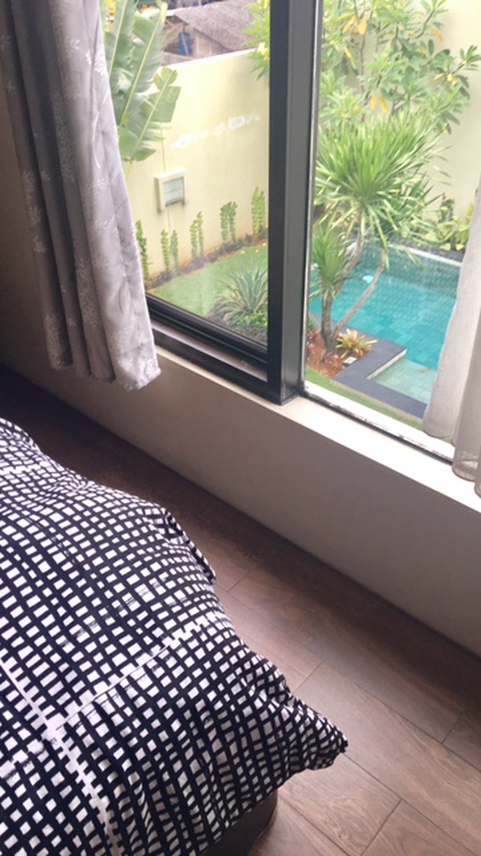 RUMAH CANTIK MINIMALIST DENGAN KOLAM RENANG DI BINTARO SEKTOR 9 #EU