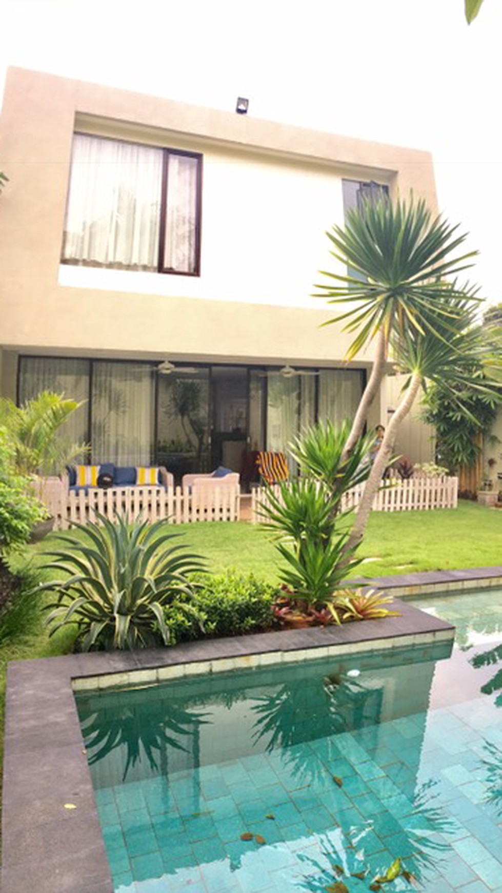 RUMAH CANTIK MINIMALIST DENGAN KOLAM RENANG DI BINTARO SEKTOR 9 #EU