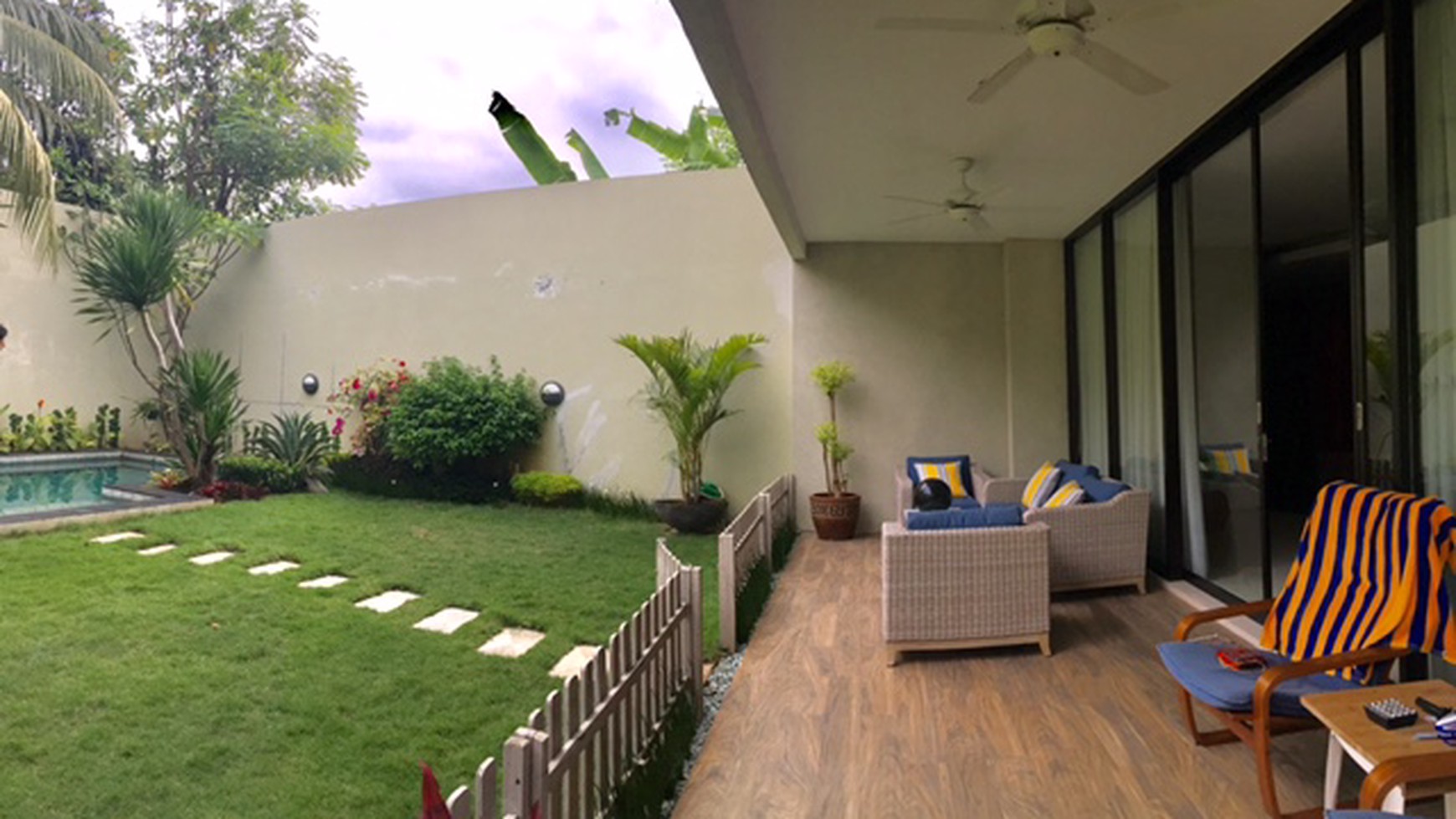 RUMAH CANTIK MINIMALIST DENGAN KOLAM RENANG DI BINTARO SEKTOR 9 #EU