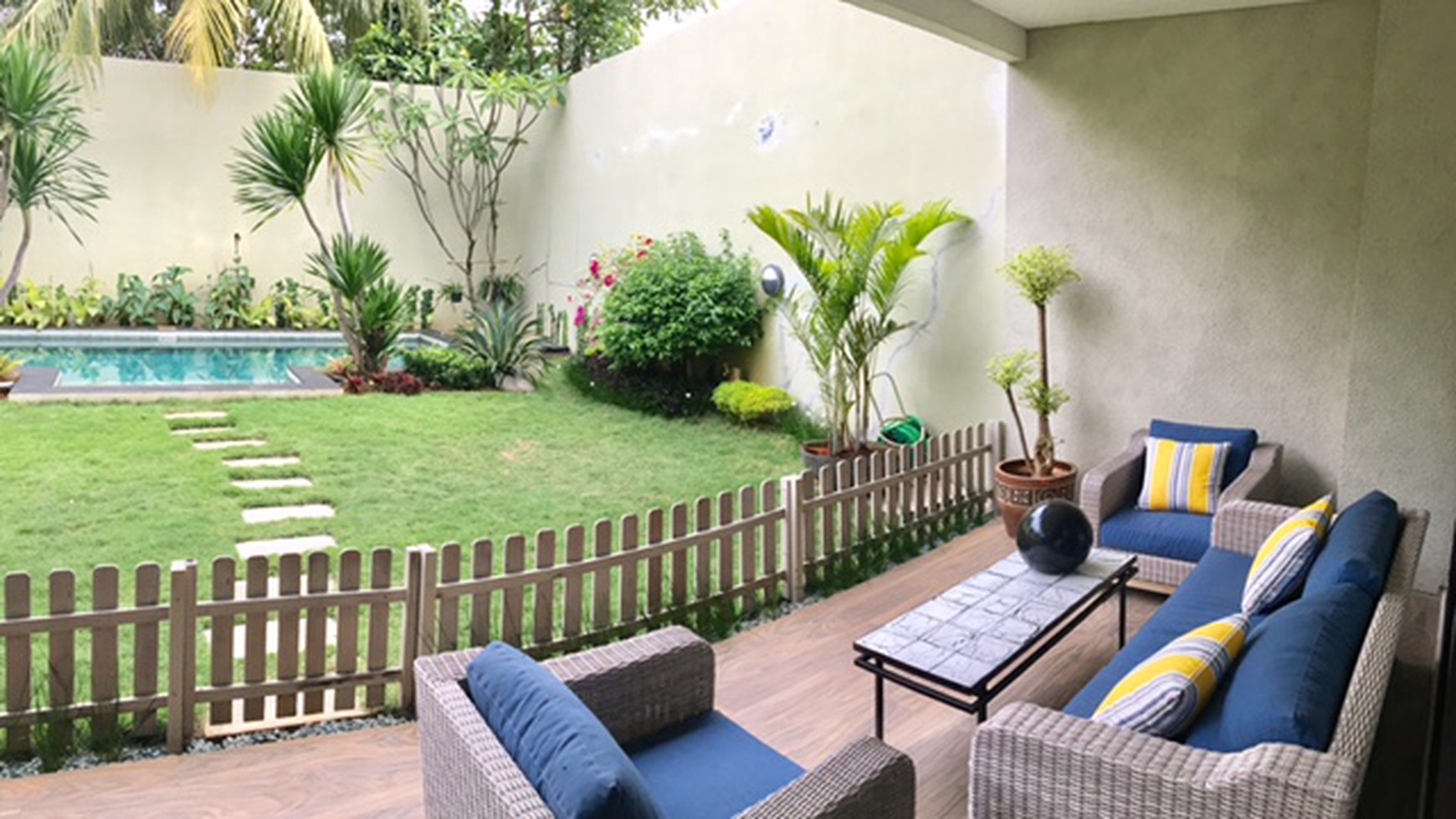 RUMAH CANTIK MINIMALIST DENGAN KOLAM RENANG DI BINTARO SEKTOR 9 #EU