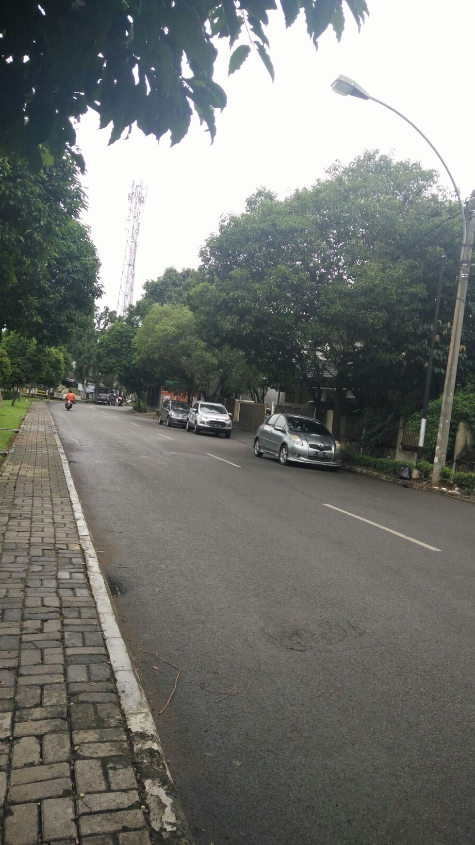 Rumah pinggir jalan,luas tanah 255,strategis  di Sektor 9 Bintaro Jaya