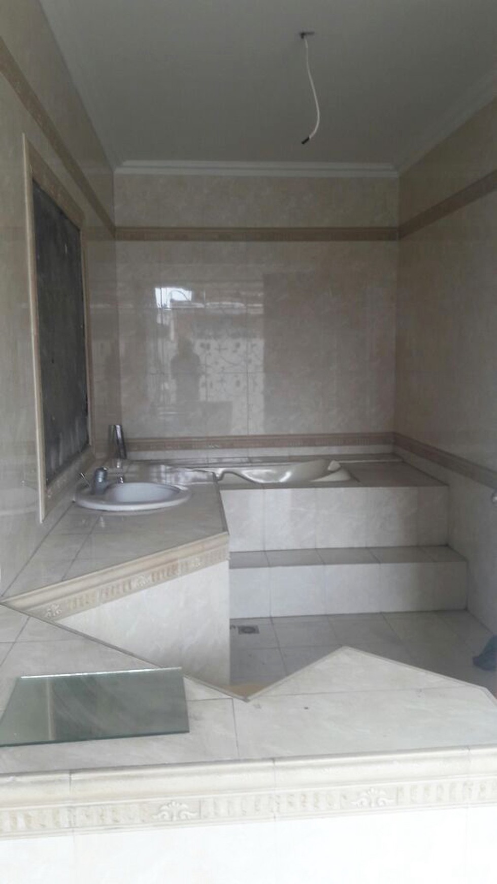 Rumah 2 Lantai dengan Halaman Luas dalam Komplek Cinere