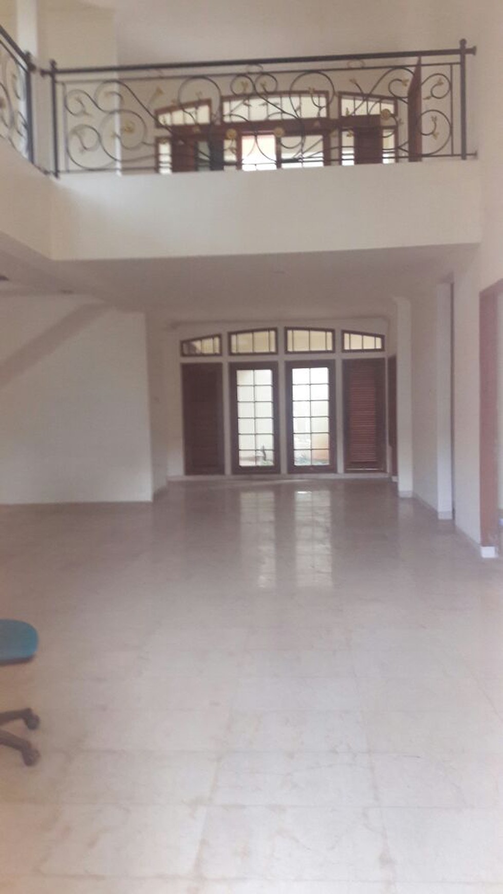 Rumah 2 Lantai dengan Halaman Luas dalam Komplek Cinere