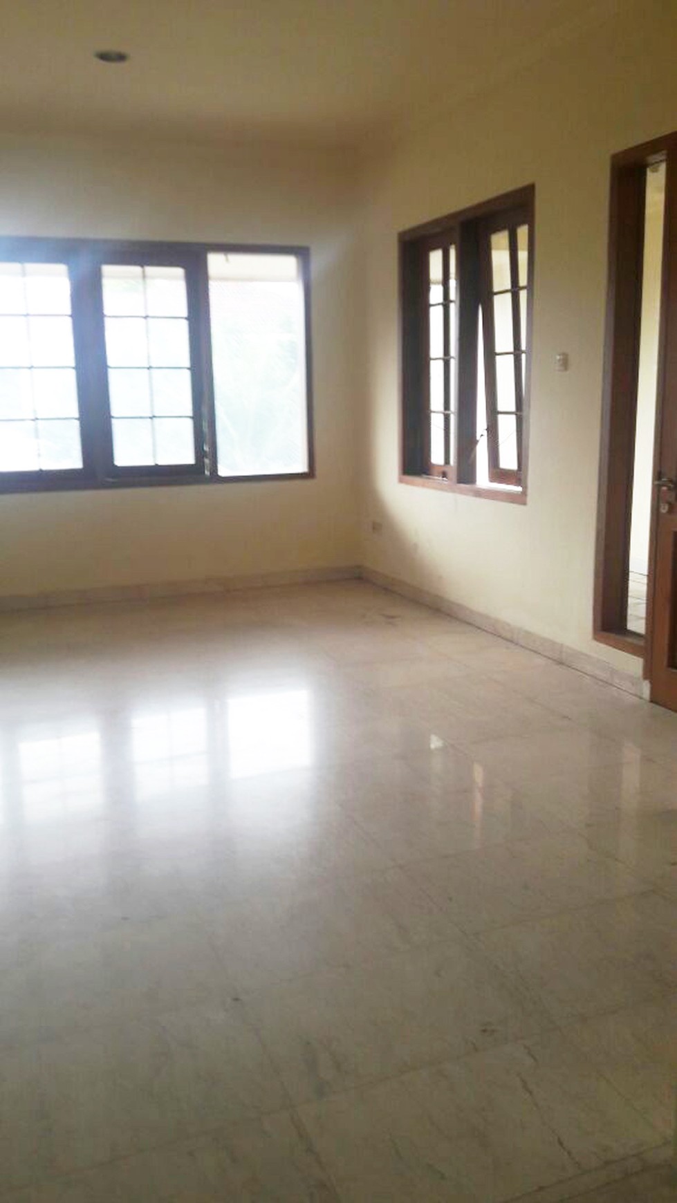 Rumah 2 Lantai dengan Halaman Luas dalam Komplek Cinere