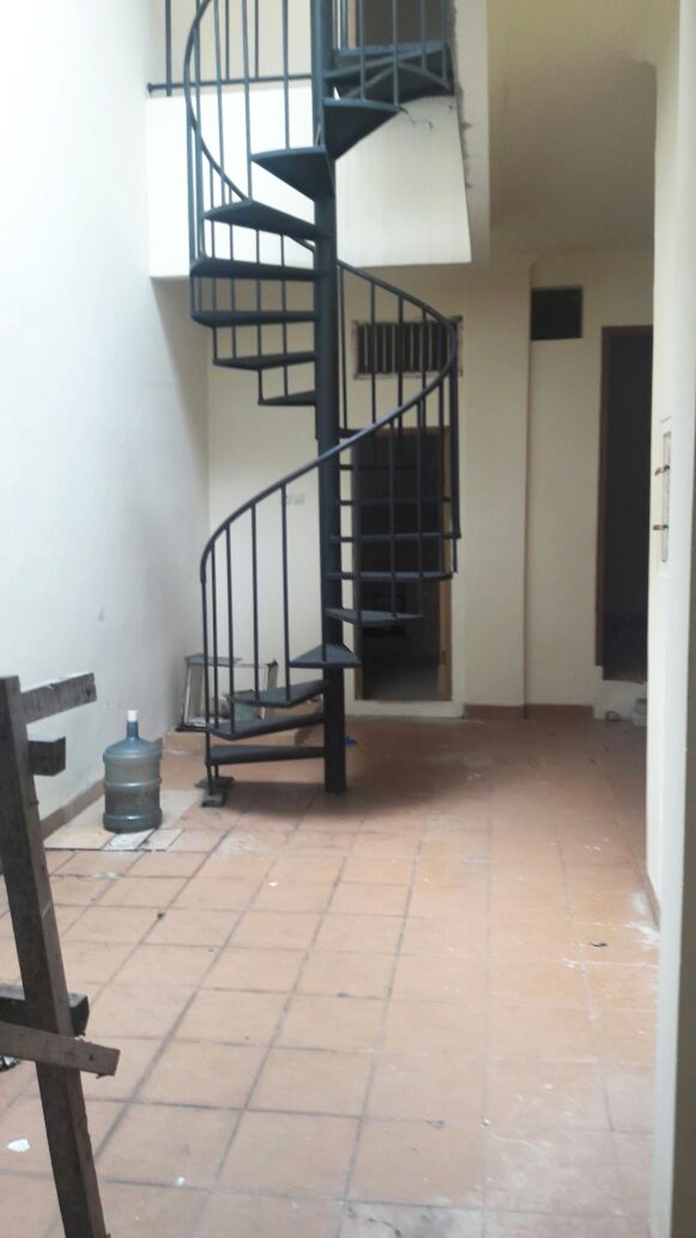 Rumah 2 Lantai dengan Halaman Luas dalam Komplek Cinere