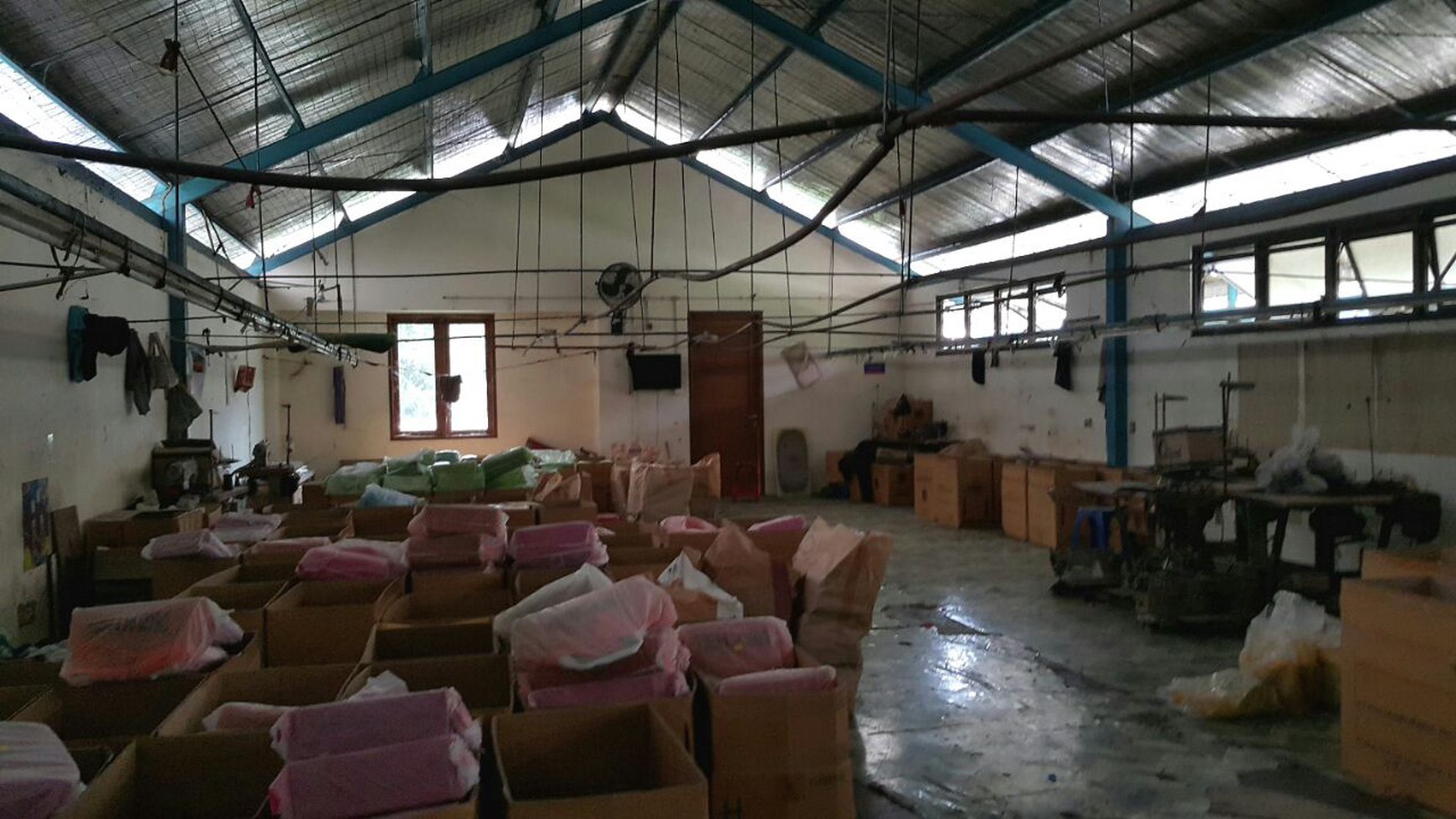 Dijual Rumah Beserta Bangunan Pabrik di Jl. Ciater Raya (Bersebelahan Bengkel Ferrari) - Tangerang