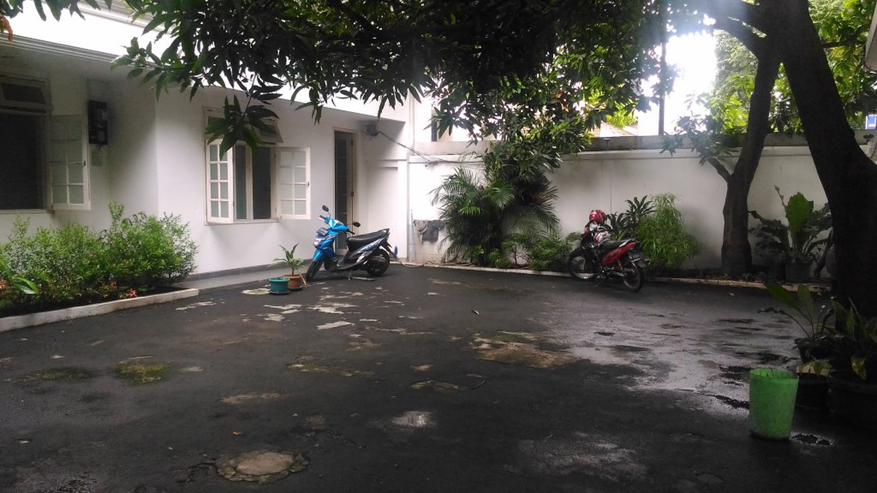 Big and beautiful house at Kemang, South Jakarta, perfect for an office or big family, is ready to rent