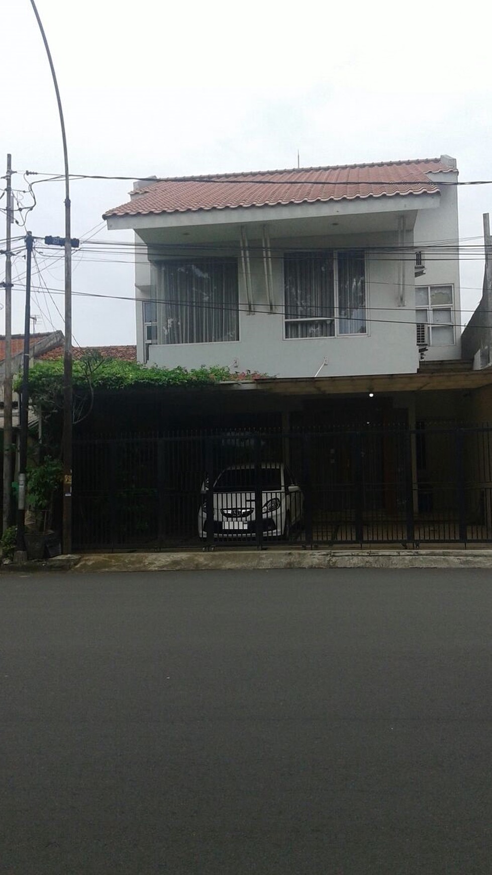 Rumah pinggir jalan ,bagus di Bintaro Sekt 1 Jakarta Selatan