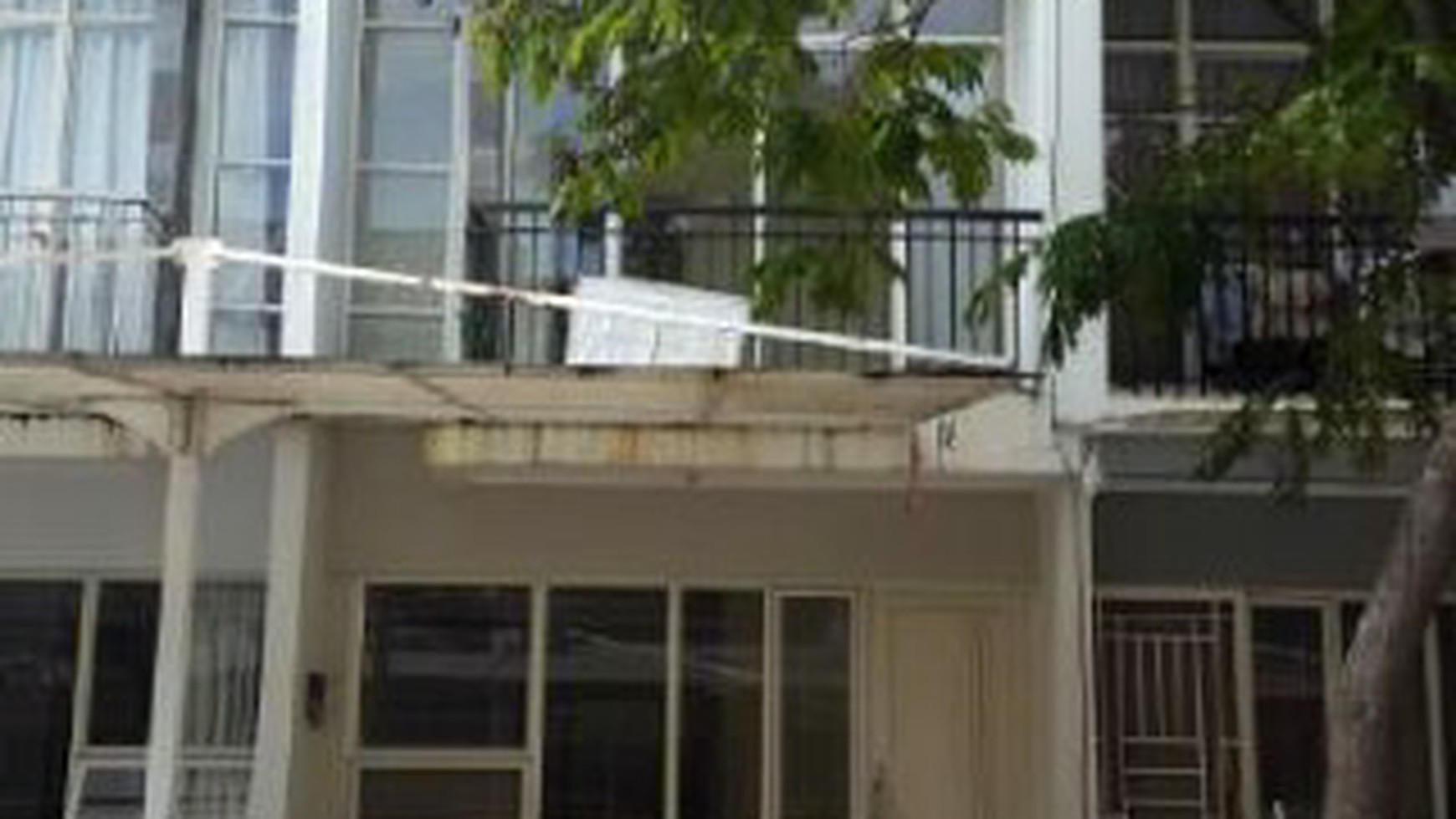 DISEWAKAN RUMAH DI LAYAR PERMAI - PIK