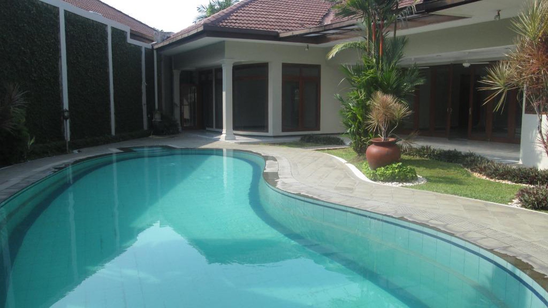 beautiful town house in the prime area of Kemang