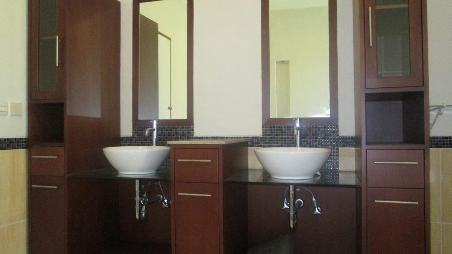 beautiful town house in the prime area of Kemang