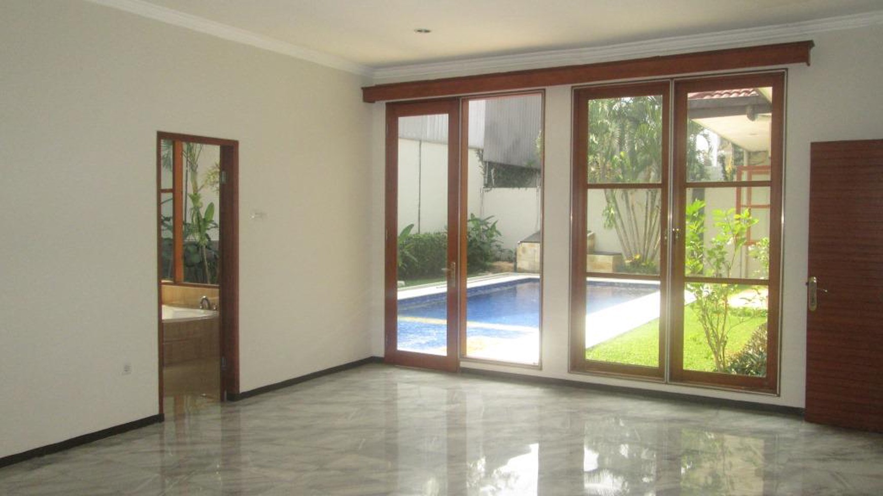beautiful town house in the prime area of Kemang