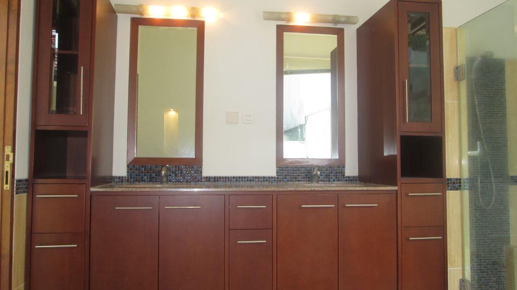 beautiful town house in the prime area of Kemang