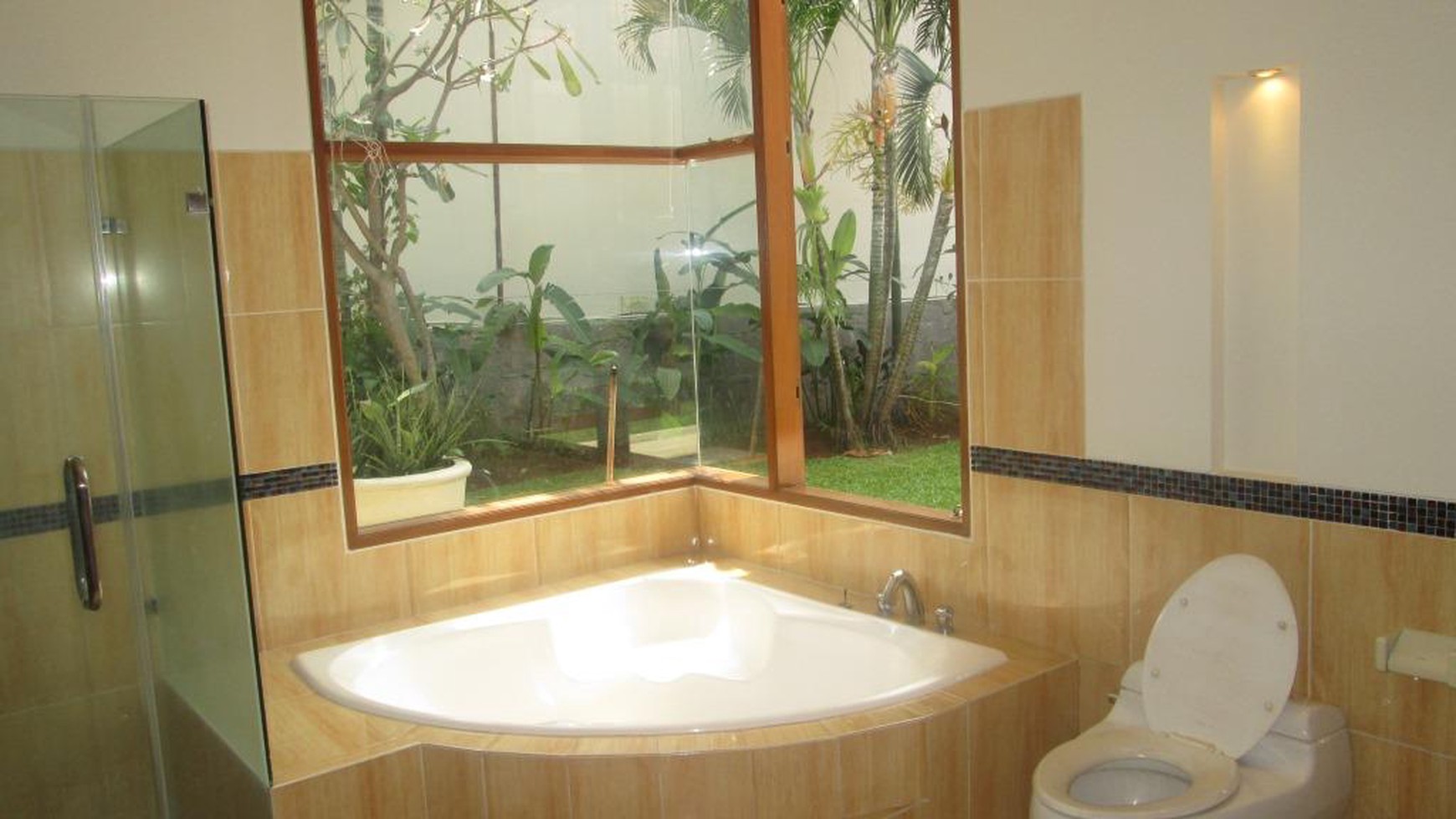 beautiful town house in the prime area of Kemang