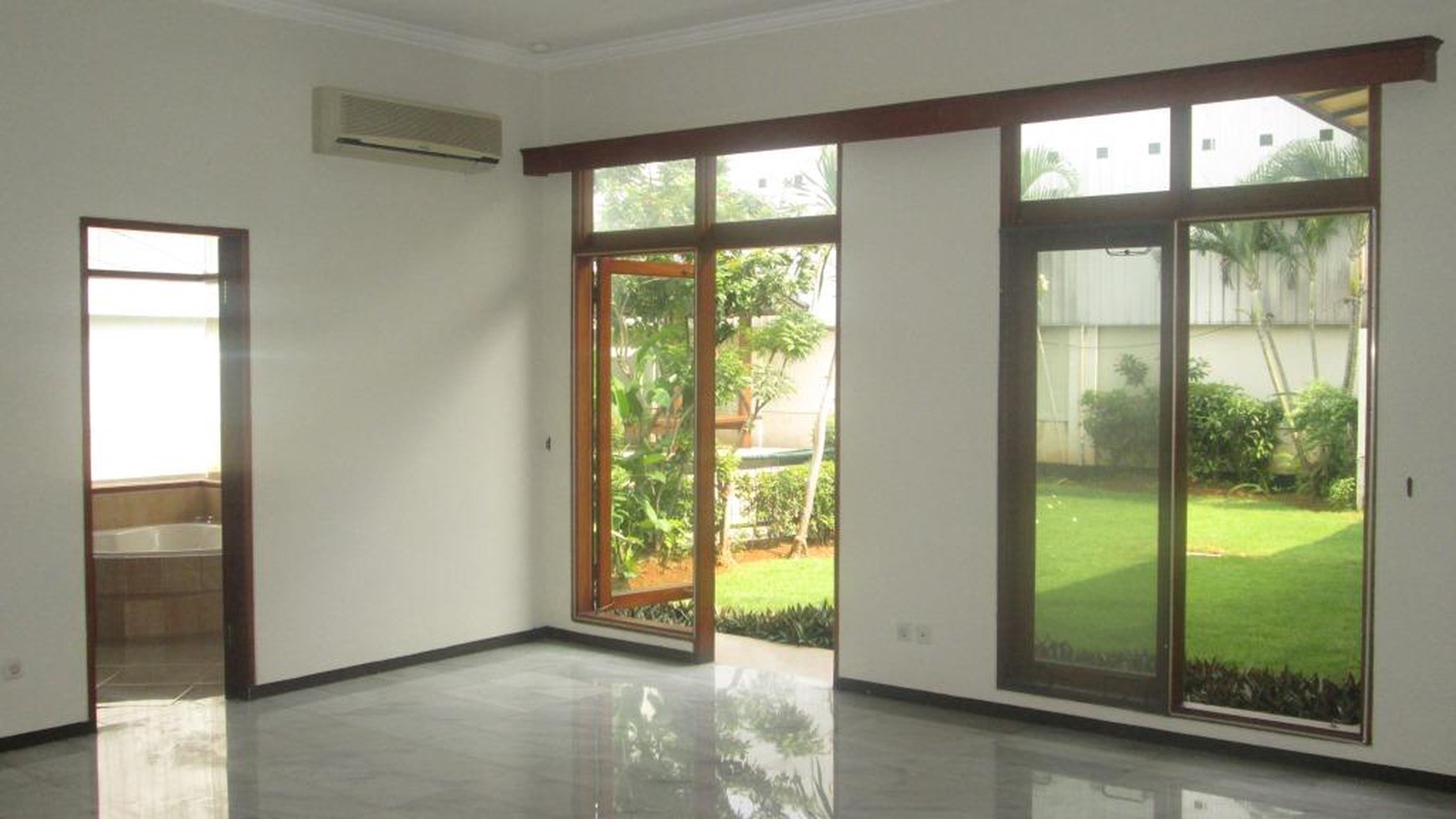 beautiful town house in the prime area of Kemang