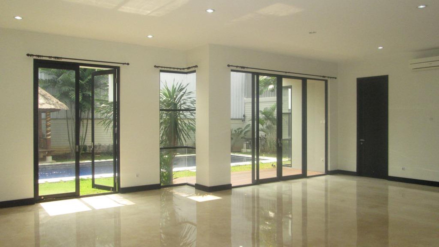 beautiful town house in the prime area of Kemang