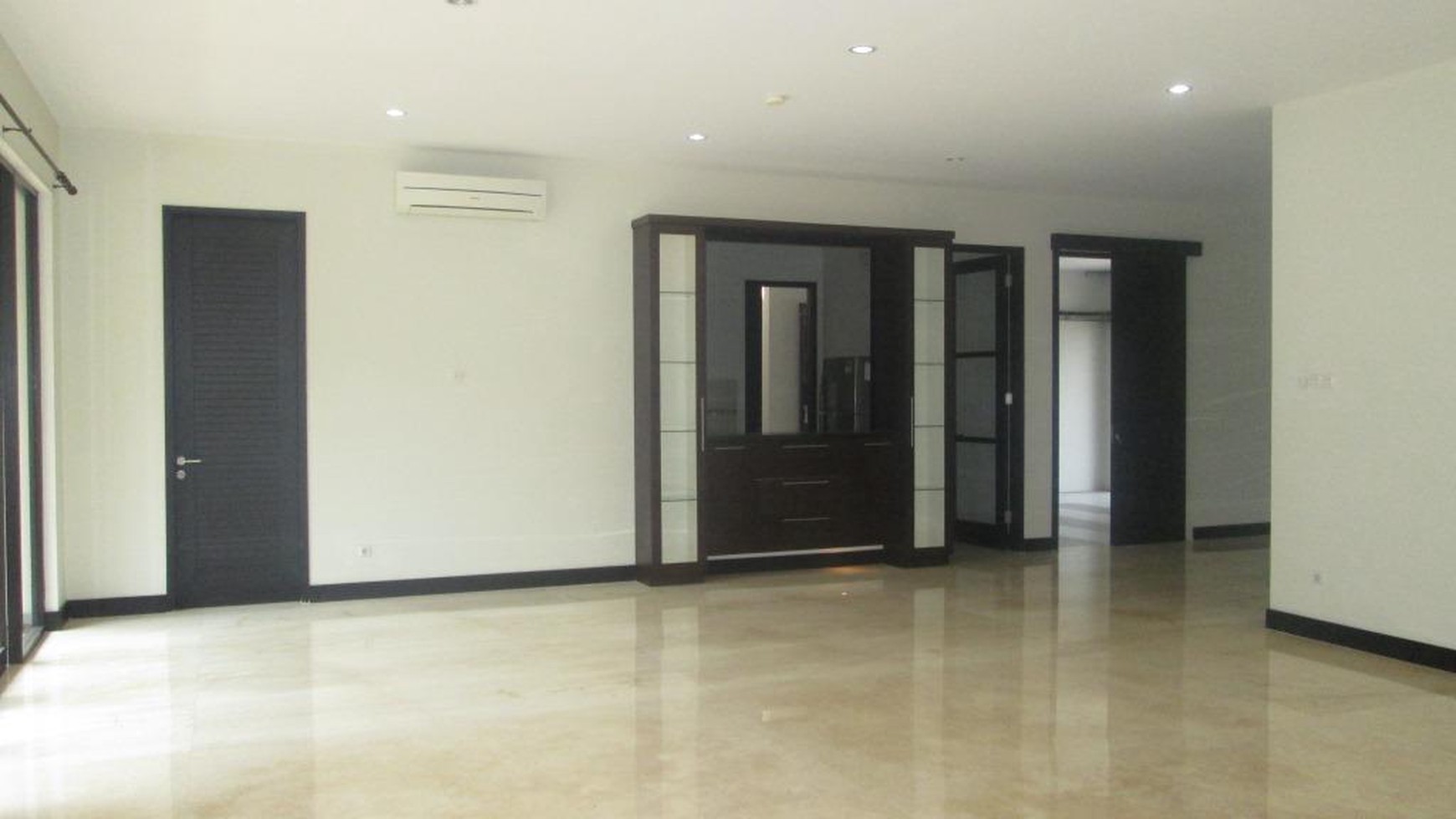 beautiful town house in the prime area of Kemang