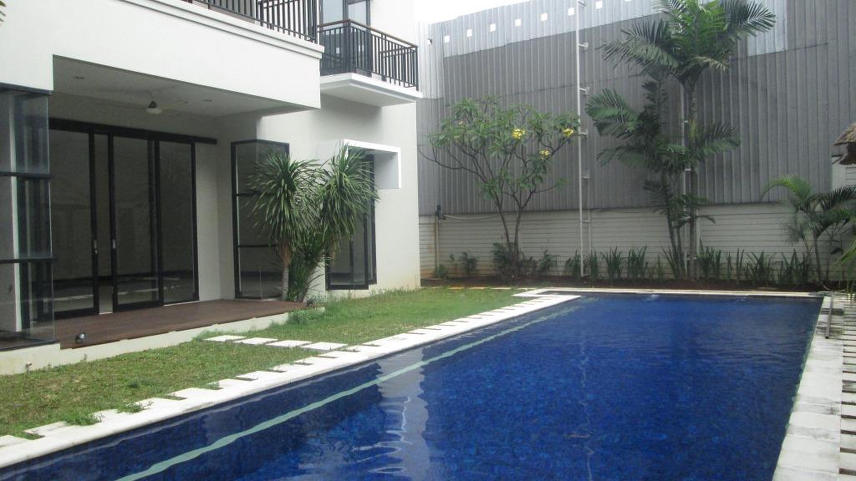 beautiful town house in the prime area of Kemang