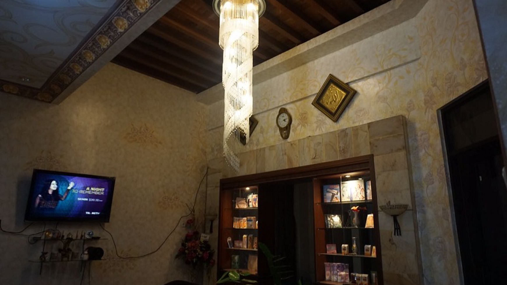 RUMAH TINGGAL MEWAH FULL FURNITURE PERUM MAESONET, SOLO BARU.
