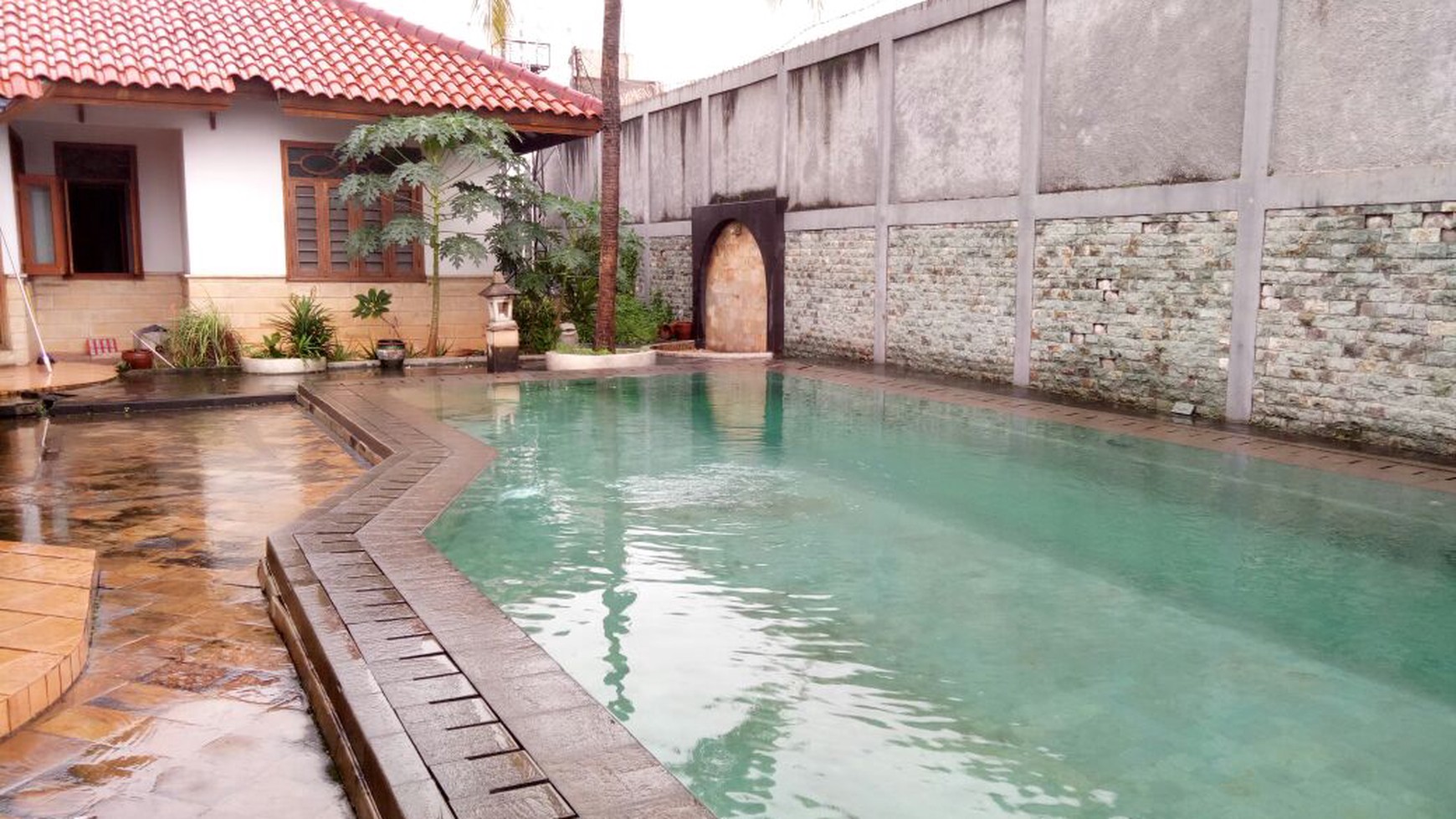 Rumah Ada Kolam Renang,siap huni di Bumi Bintaro Permai Jakarta Selatan