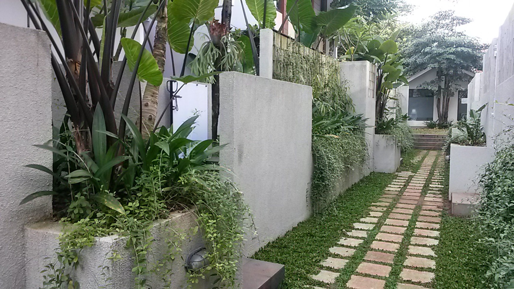 Rumah Cluster di Kahfi1 Jakarta Selatan