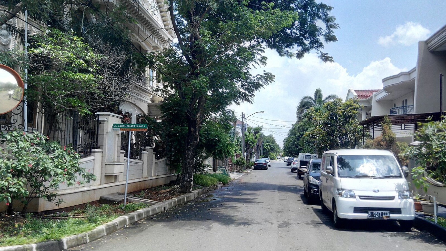 Rumah Mewah  Hoek 2,5Lantai,semi furnish di Kelapa Gading Jakarta Utara