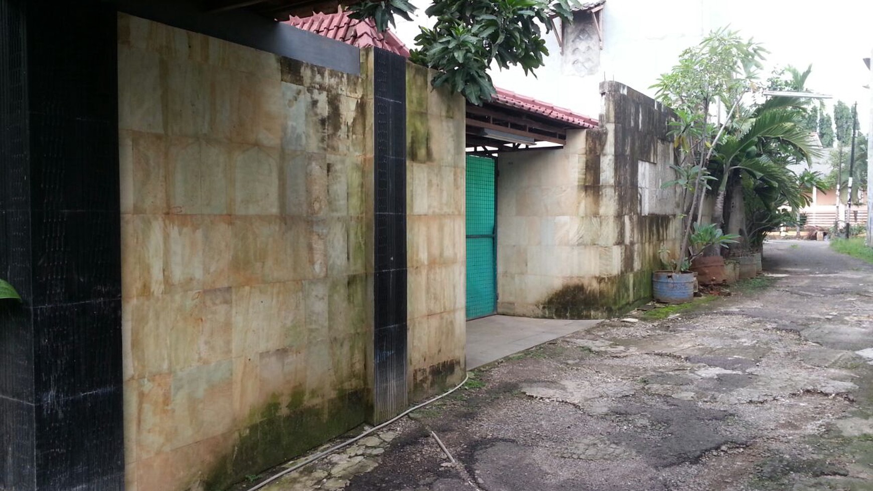 RUMAH ASRI LUAS NAN TENANG HANYA 4KM DARI PINTU TOL CILEDUK DI AREA TAMAN ASRI CIPADU