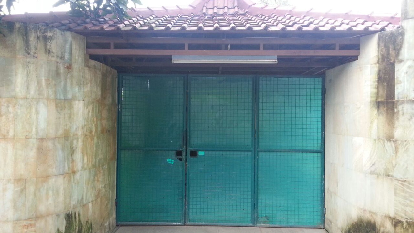 RUMAH ASRI LUAS NAN TENANG HANYA 4KM DARI PINTU TOL CILEDUK DI AREA TAMAN ASRI CIPADU