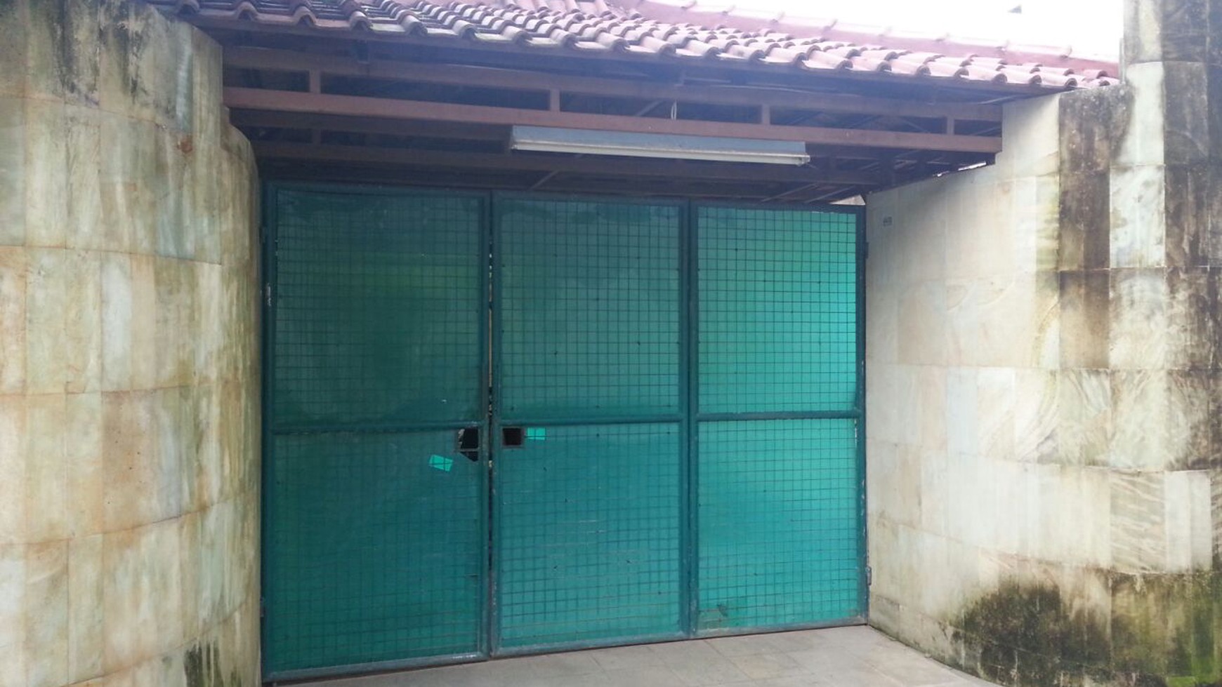 RUMAH ASRI LUAS NAN TENANG HANYA 4KM DARI PINTU TOL CILEDUK DI AREA TAMAN ASRI CIPADU