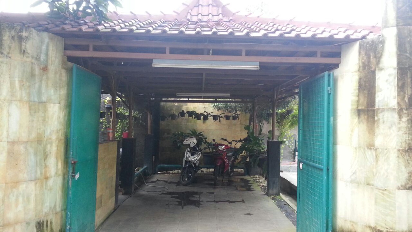 RUMAH ASRI LUAS NAN TENANG HANYA 4KM DARI PINTU TOL CILEDUK DI AREA TAMAN ASRI CIPADU