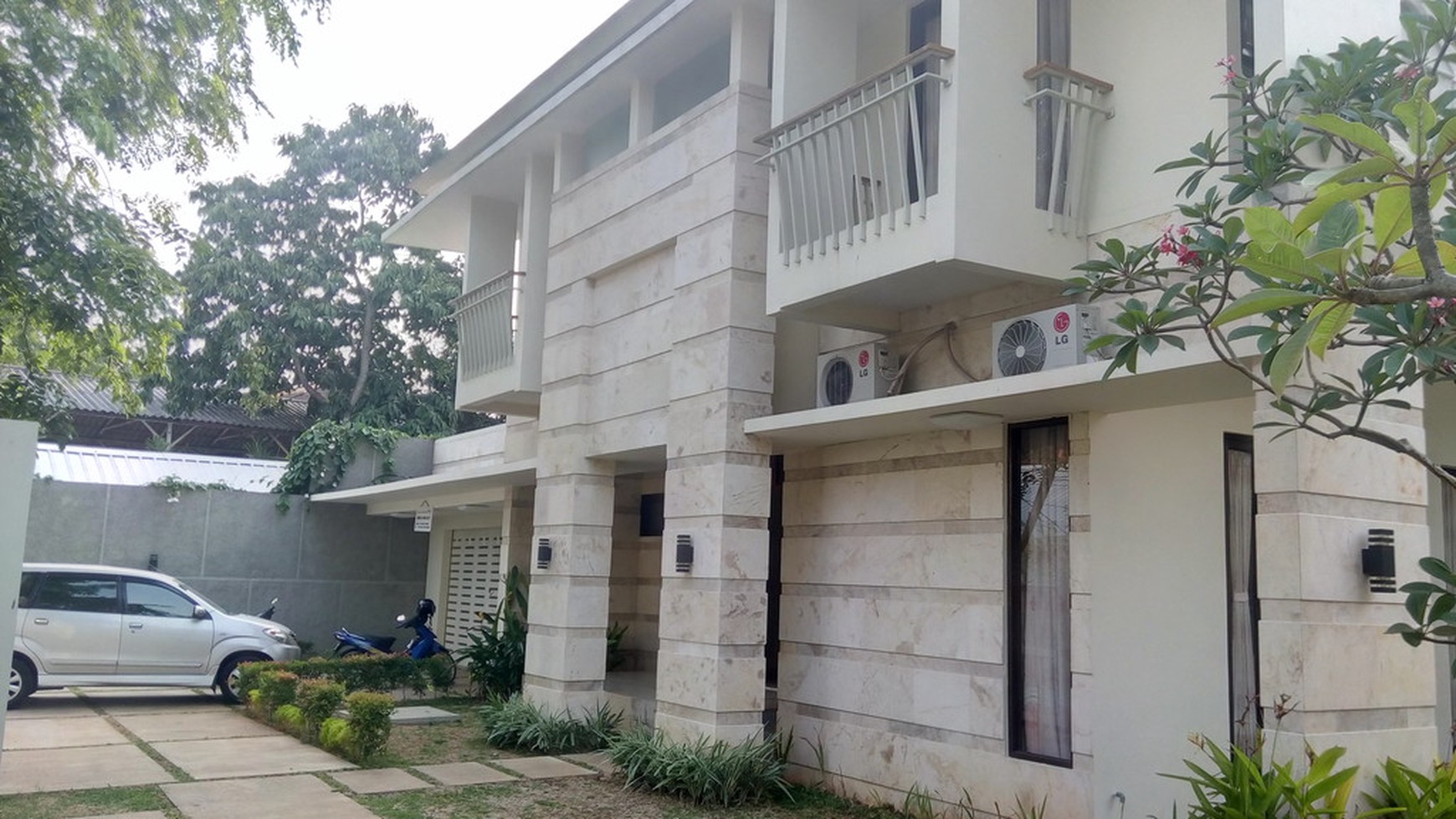 Bright House in quite area with good backyard