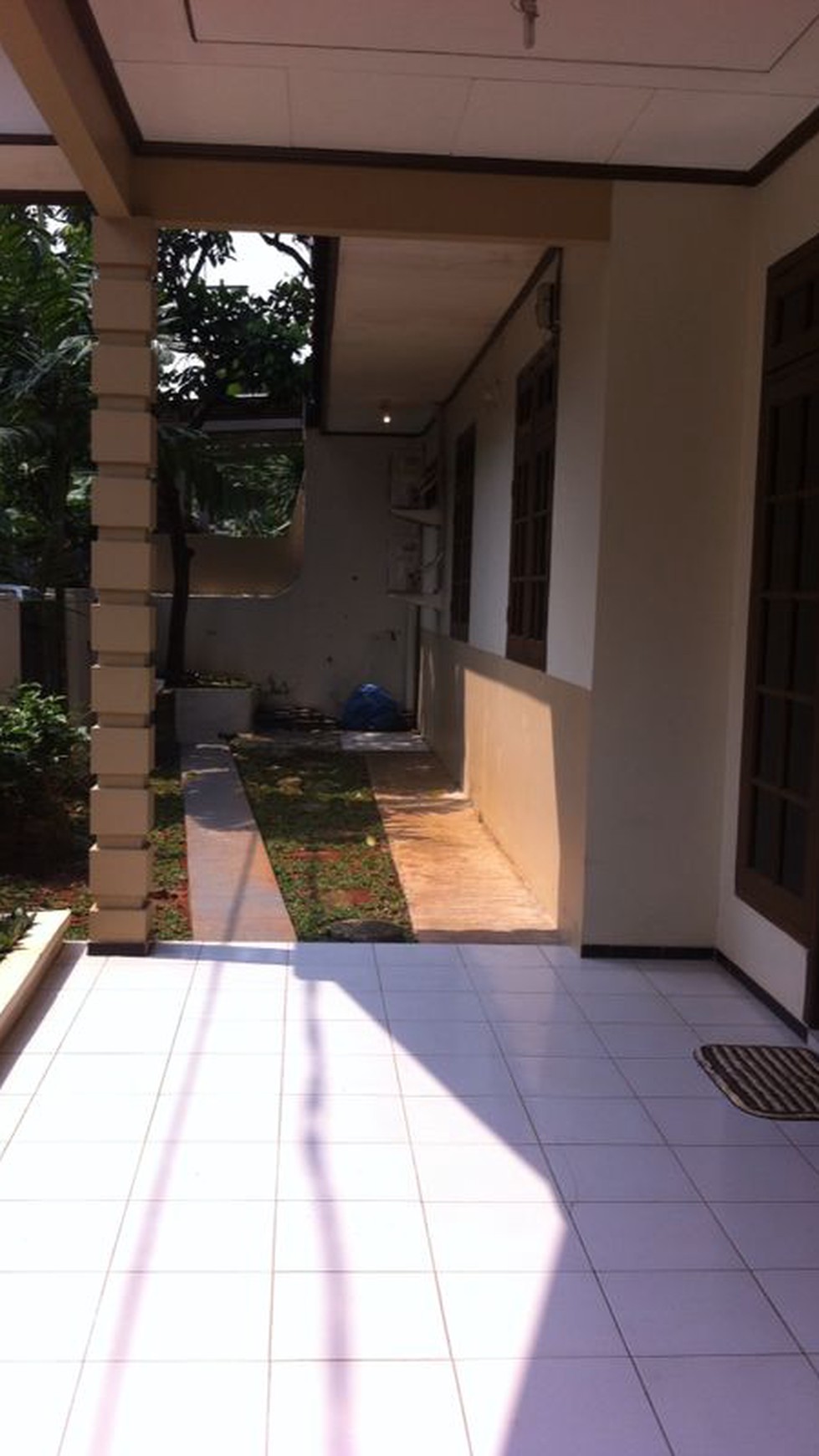 Rumah Lama Terawat Lokasi Strategis Dalam Kompleks