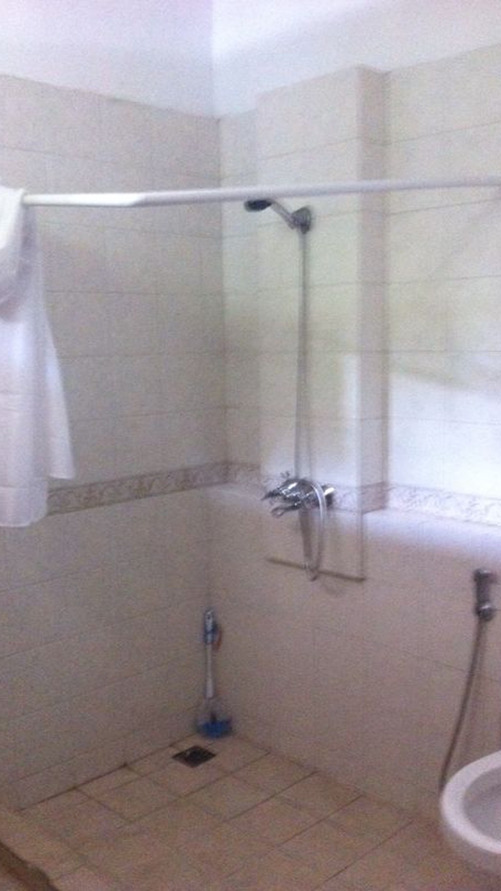 Rumah Lama Terawat Lokasi Strategis Dalam Kompleks