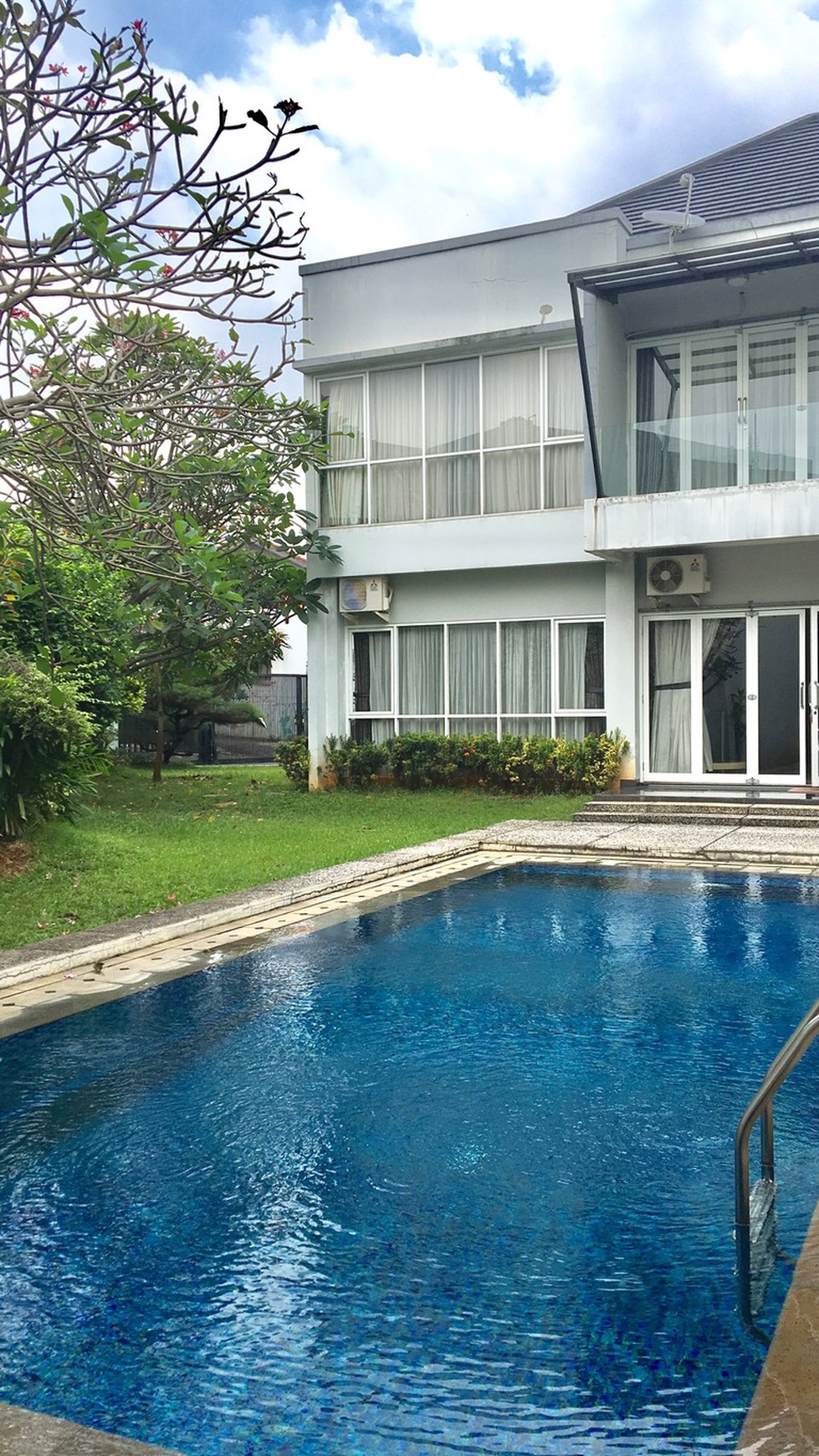 MINIMALIST DENGAN 6 KAMAR TIDUR, KOLAM RENANG DAN TAMAN PRIBADI